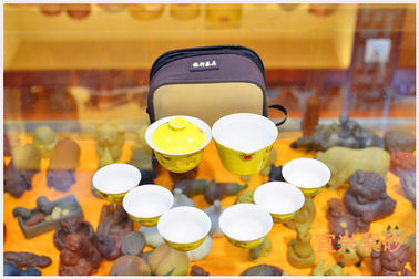 Insieme porpora della teiera di Yixing dell'argilla con 6 tazze di colore giallo a casa personale di uso