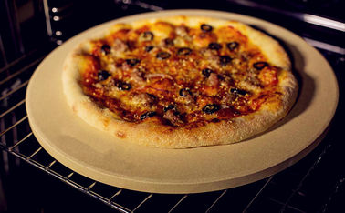La pietra refrattaria rotonda di grado superiore della pizza ha pulito facilmente la resistenza ad alta temperatura