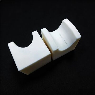 Modulo di Young 200-400 GPa Ceramica di allumina che fornisce resistenza dielettrica 18-20 KV/mm per componenti ad alta durabilità