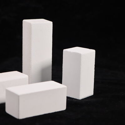 Resistenza alla frantumazione a freddo superiore a 90 MPa Forno Colonne composte da mullite di corindone e densità 2,8 gcm3 progettate per le prestazioni nei sistemi di forno industriale