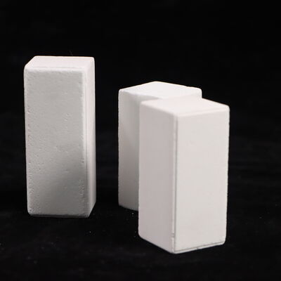 Resistenza alla frantumazione a freddo superiore a 90 MPa Forno Colonne composte da mullite di corindone e densità 2,8 gcm3 progettate per le prestazioni nei sistemi di forno industriale