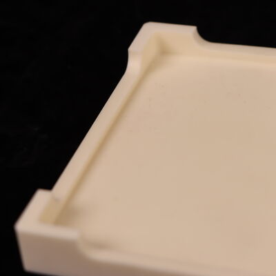 Poissons Ratio 025 Ossido di alluminio vassoio ceramico con resistenza dielettrica da 18 a 20 KV per millimetro e resistenza flessibile da 200 a 400 MPa