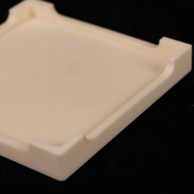 Poissons Ratio 025 Ossido di alluminio vassoio ceramico con resistenza dielettrica da 18 a 20 KV per millimetro e resistenza flessibile da 200 a 400 MPa