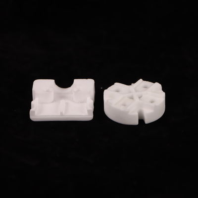 Ceramica ad alta resistenza di ossido di alluminio con conduttività termica 25-35 W/mK e resistenza flessibile di 200-400 MPa in bianco