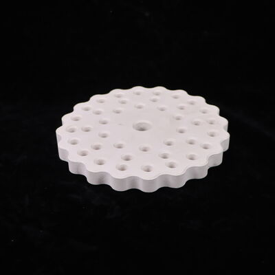 Conduttività termica da 3,5 a 4,5 watt per metro Kelvin Mullite ceramica con coefficiente di espansione termica da 4,5 a 5,5 volte 10 alla minus 6 per Kelvin e porosità inferiore al 15 per cento